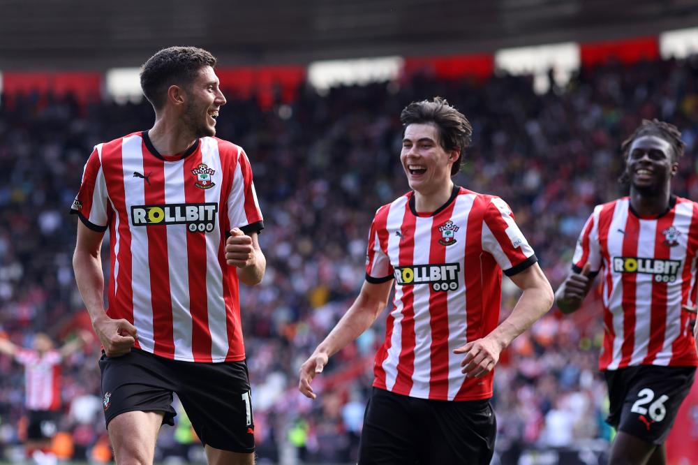 申花客战柔佛新山：阿苏埃搭档路易斯，吴曦、李可首发