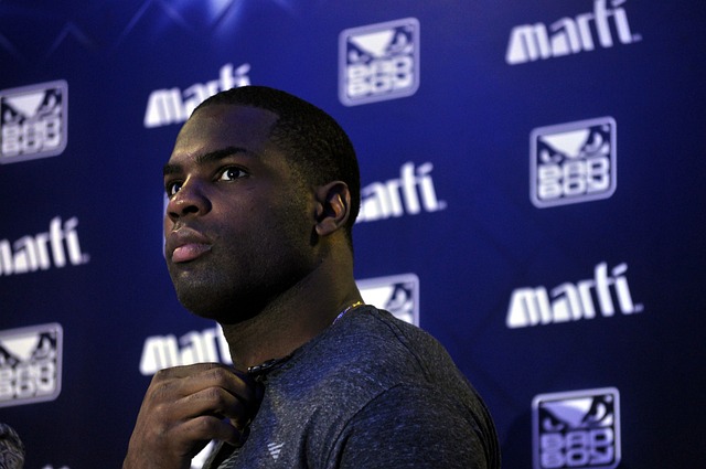 湖人詹姆斯关键三分带队取胜太阳